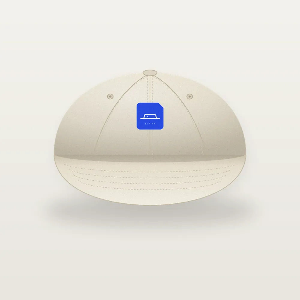 Casquette en toile écrue, six panneaux, sceau bleu brodé devant